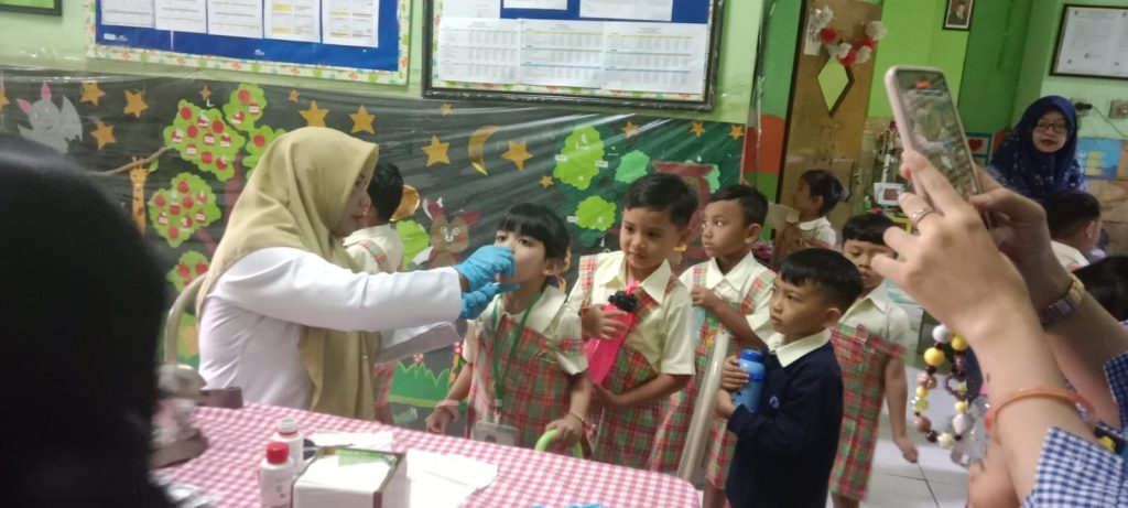 Pembagian Vitamin A dan Albendazol di TK Ceria Desa Karangjati, Upaya Cegah Stunting Sejak Dini